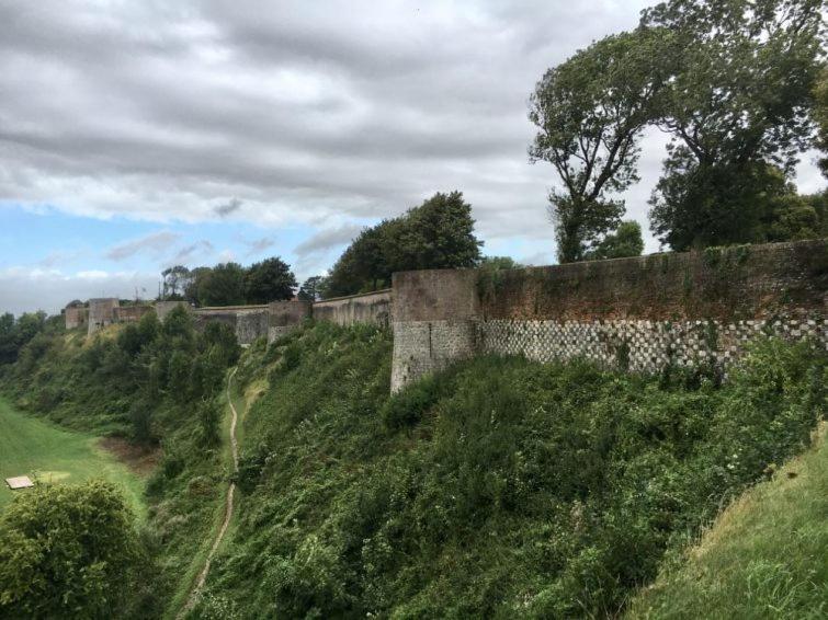 Au Dela Des Remparts Villa Montreuil  Luaran gambar